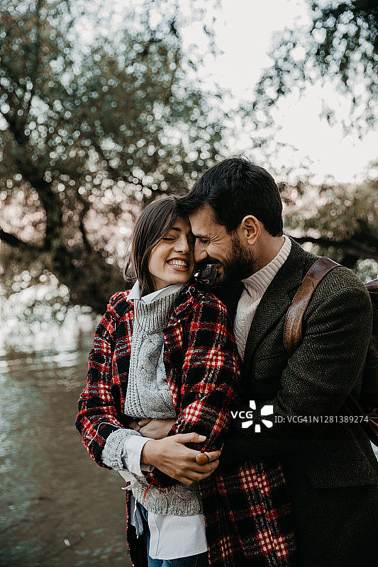 紧紧抱住我，不要放手图片素材