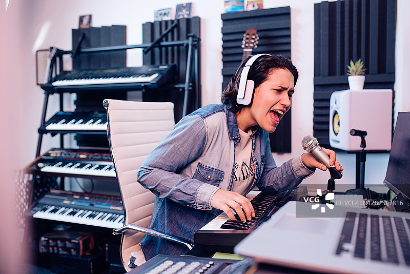 音乐人在工作室录音图片素材