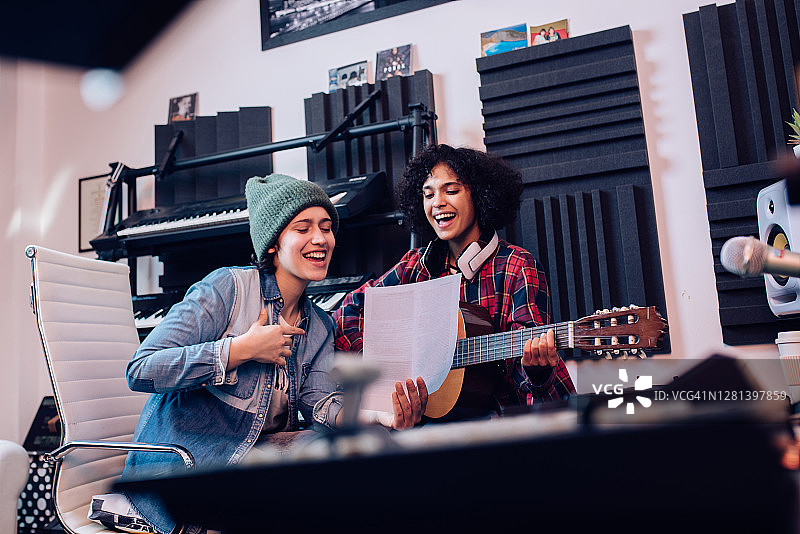 两位音乐家创作了一首新歌图片素材