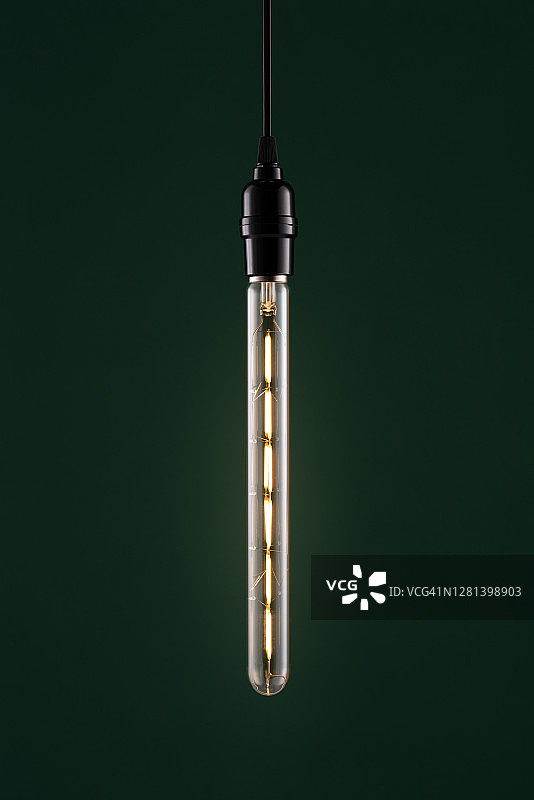 深绿色背景上的长管灯泡图片素材