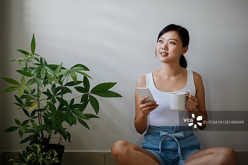 中国女性享受居家美好时光图片素材