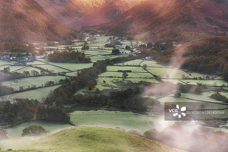博罗代尔和罗斯韦特迷雾弥漫的乡村秋日早晨图片素材