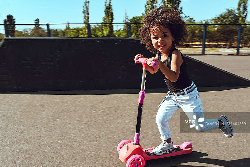 骑滑板车的小女孩图片素材