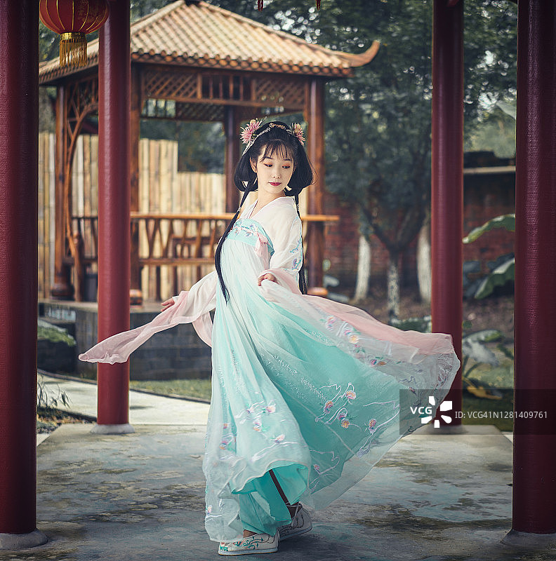 身穿中国传统服装的中国模特图片素材