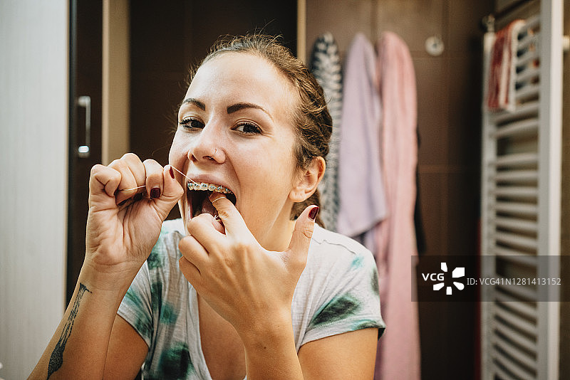 女人用牙线清洁牙齿图片素材