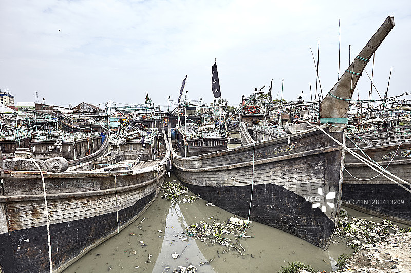 孟加拉国吉大港卡纳普里河Chaktai Khal停泊的旧木船一览图片素材