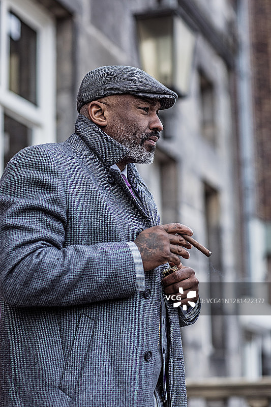 老城区复古黑帮男人图片素材