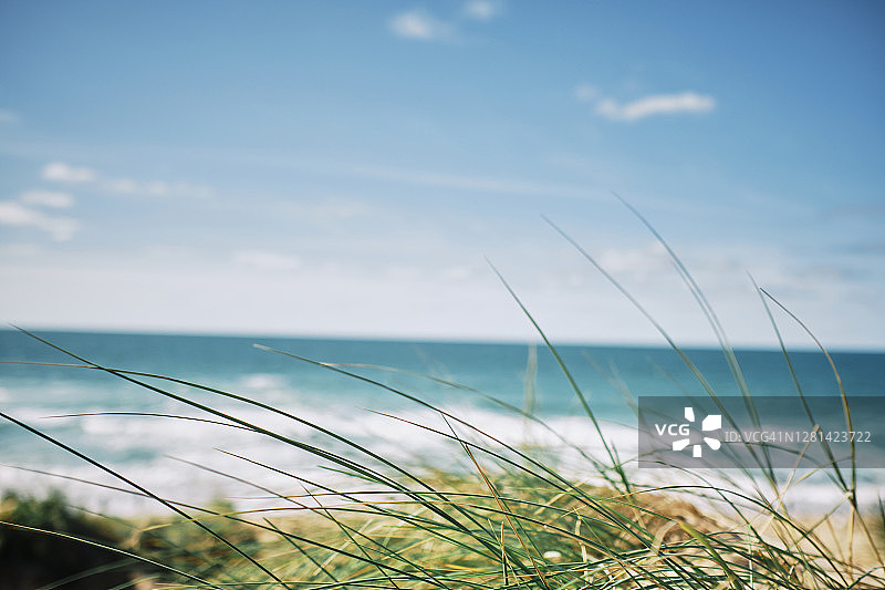 九月阳光明媚的科恩沃尔纽奎Fistral海滩的田园风光图片素材