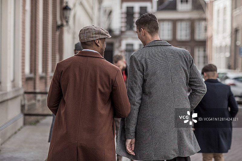 一群老城区的复古黑帮图片素材