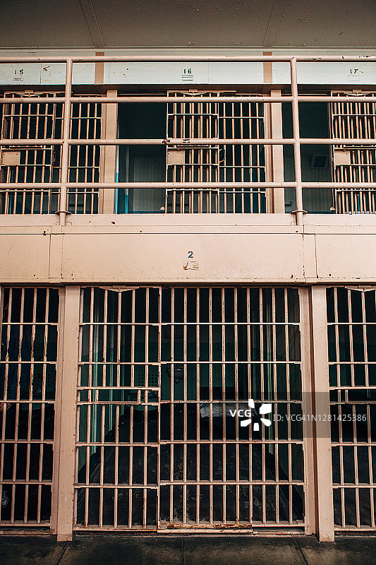 打开门的恶魔岛监狱牢房内部图片素材