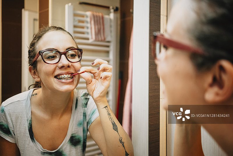 女人用牙间刷清洁牙齿图片素材