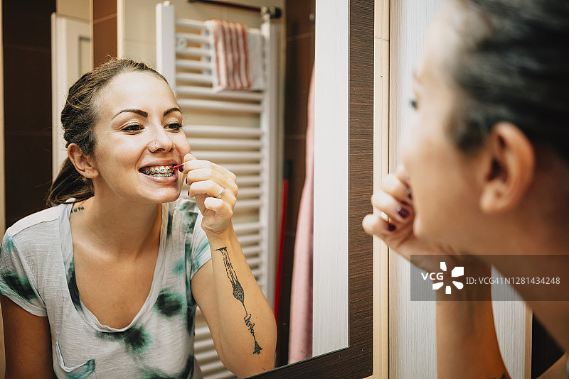 女人用牙间刷清洁牙齿图片素材