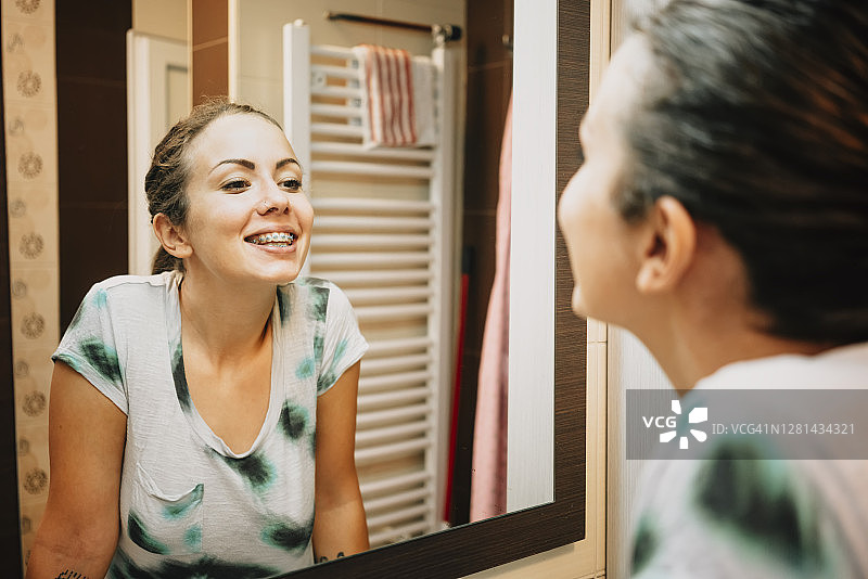 女人用牙间刷清洁牙齿图片素材