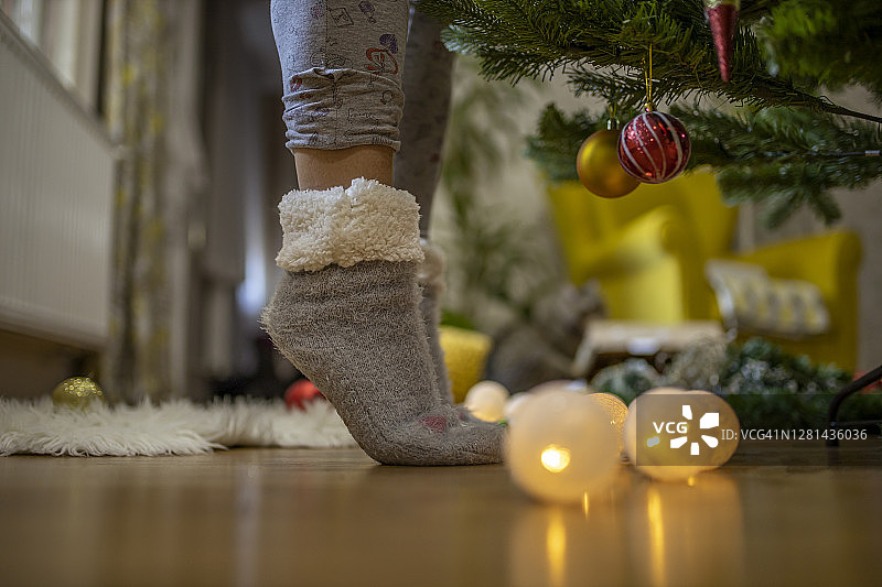 圣诞灯饰和保暖袜子图片素材