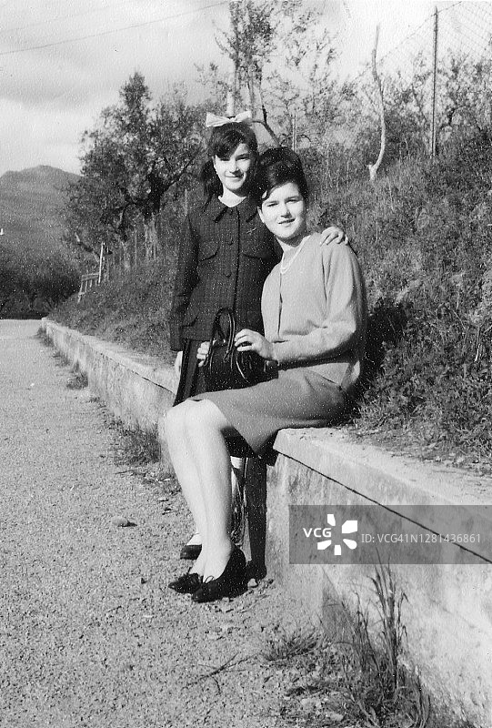 20世纪70年代年轻女性友人35毫米胶片户外肖像图片素材