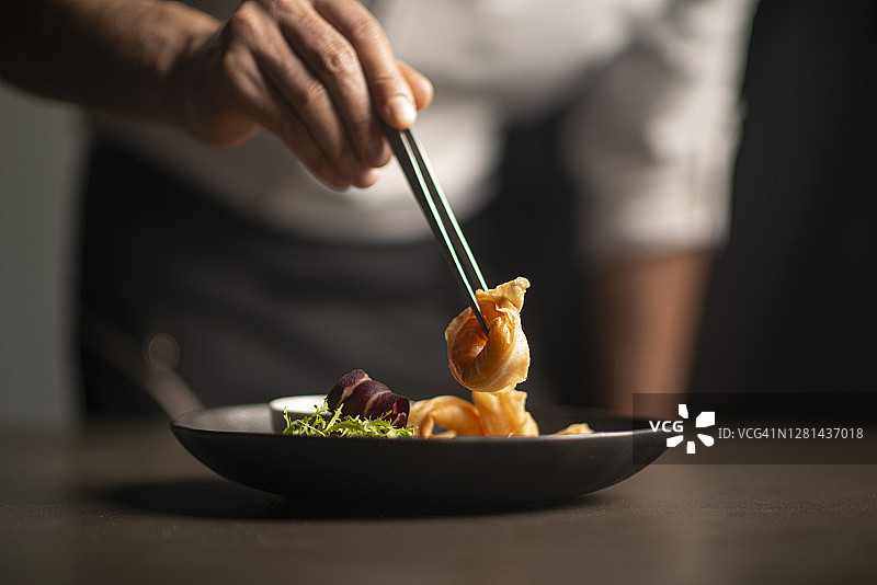 餐厅里男厨师装饰餐点特写图片素材