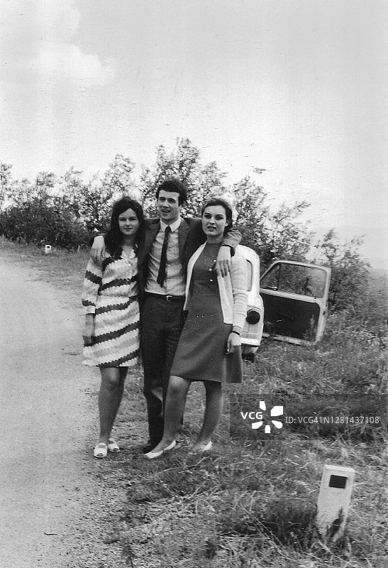 20世纪70年代黑白老照片：年轻朋友在乡村的乐趣与菲亚特500汽车图片素材