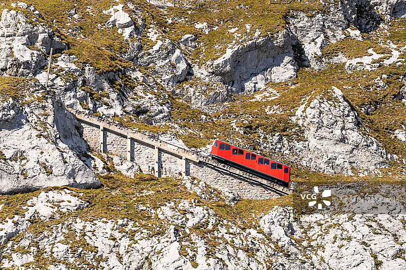 瑞士琉森州皮拉图斯山的齿轮火车图片素材