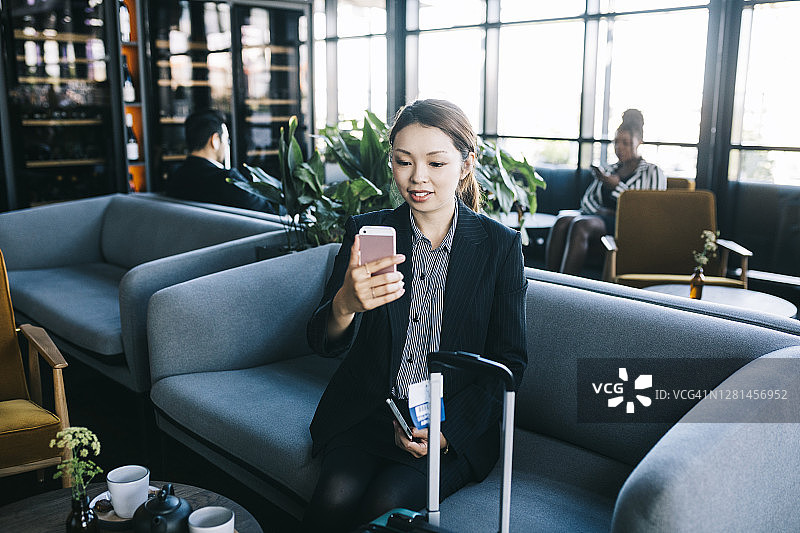 在机场进行视频通话的亚洲女商人图片素材