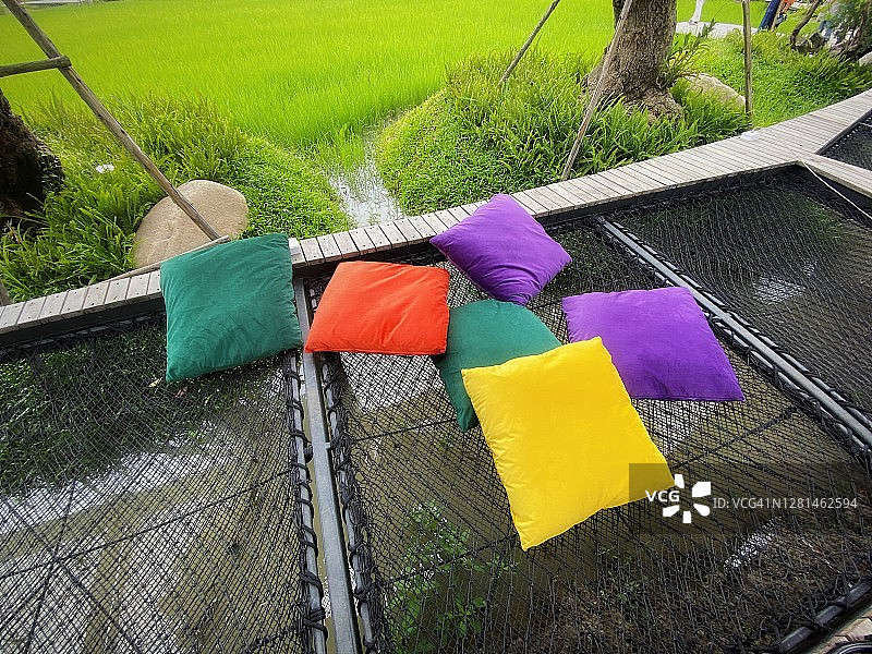 现代吊床上的彩色柔软枕头图片素材