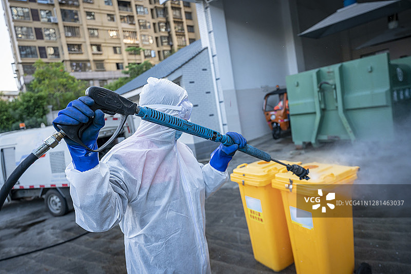 防疫人员正在对废弃口罩进行消毒图片素材