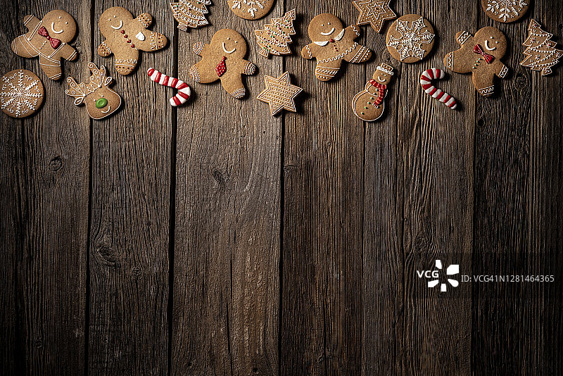 圣诞姜饼人饼干：雪人、星星、雪花、拐杖糖、驯鹿和杉树图片素材