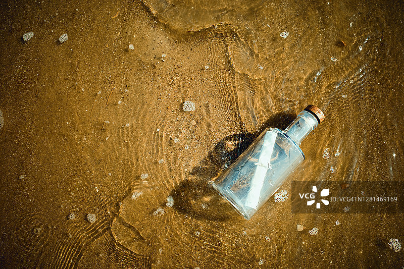 带有消息的瓶子图片素材