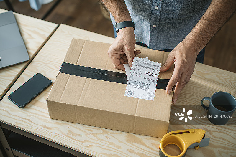 经营网店的中年男人图片素材