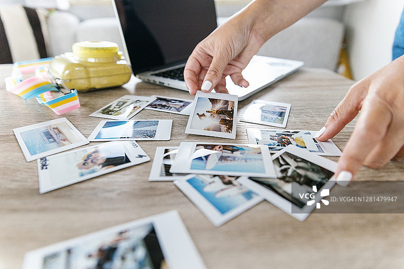 情侣在露营车上度假照片图片素材