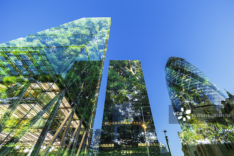 树木与摩天大楼的多重曝光图片素材