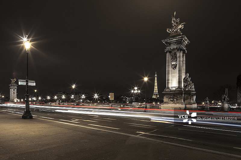 巴黎亚历山大三世桥与汽车光轨图片素材