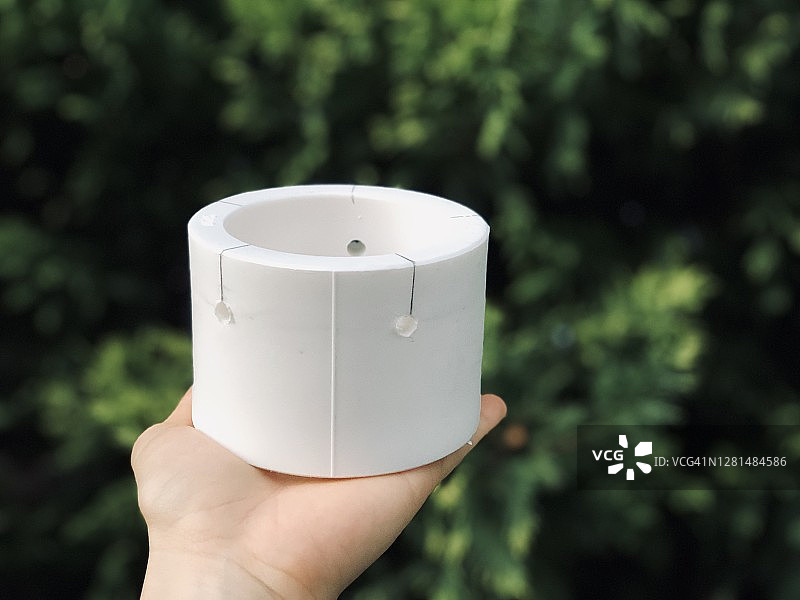 花园里的木制网格秋千椅图片素材