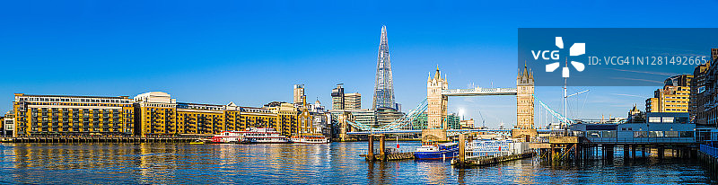 伦敦泰晤士河日出全景：伦敦塔桥与碎片大厦（英国）图片素材