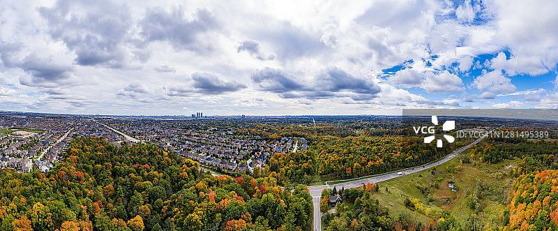 加拿大安大略省沃恩伍德布里奇卢瑟福路和韦洛尔村社区两侧的彩色树叶图片素材