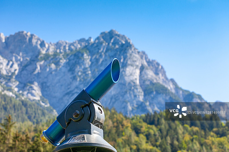 奥地利阿尔卑斯山的观测双筒望远镜图片素材