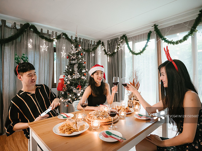 年轻的兄弟姐妹和朋友在家庆祝圣诞节图片素材