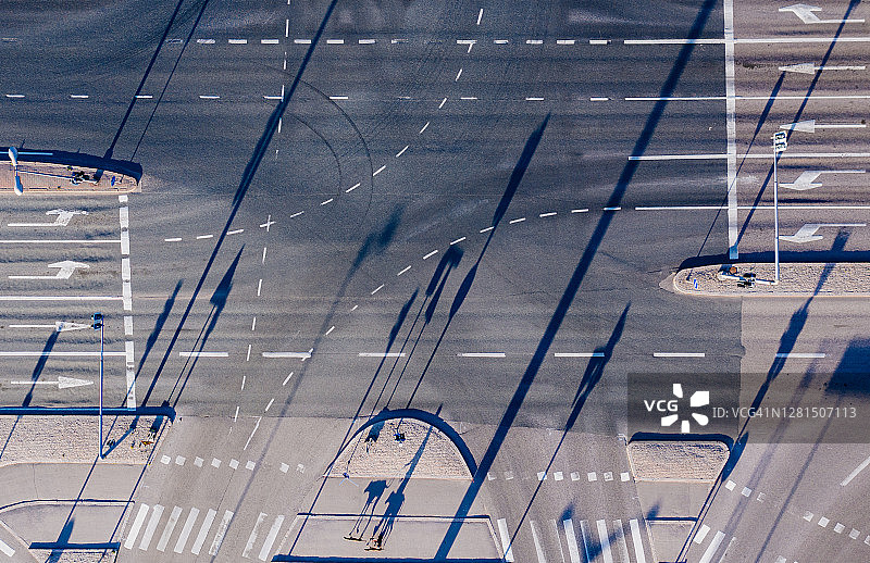 空旷的城市道路交叉口航拍图片素材