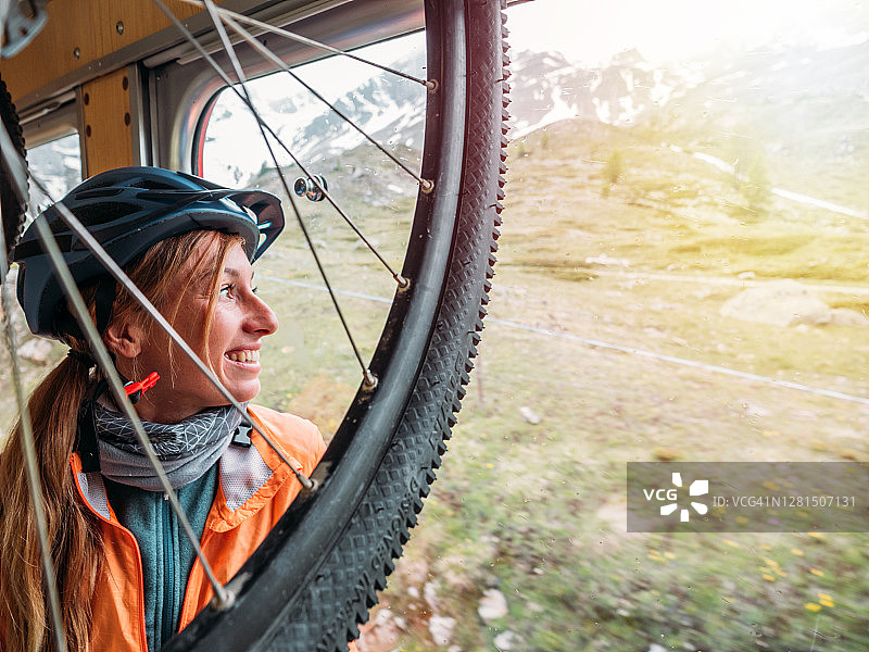 骑山地自行车的人搭乘瑞士火车上山图片素材