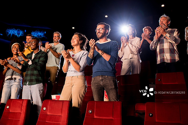 电影放映后鼓掌的观众图片素材