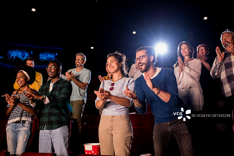 满意的观众在电影院电影结束后鼓掌图片素材