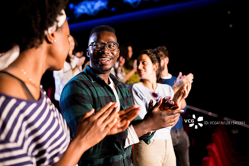 观众在电影放映后鼓掌图片素材