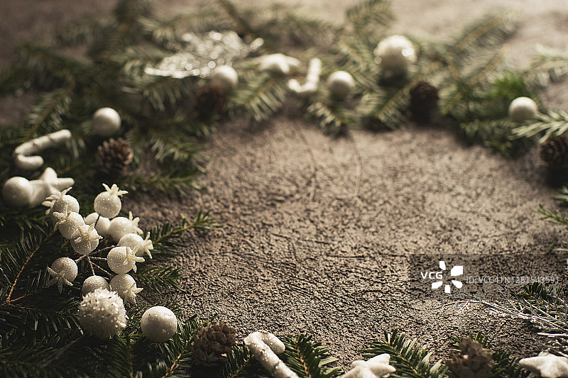 悬挂在树上的圣诞彩灯图片素材