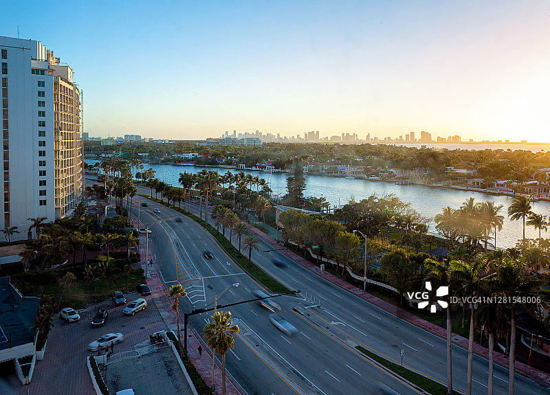 日落时分，美国佛罗里达州迈阿密海滩海湾图片素材