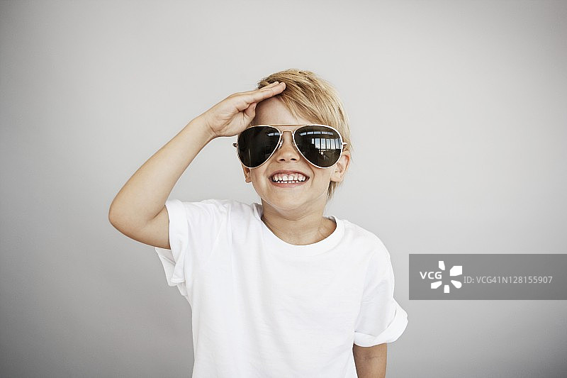 戴着太阳镜的金发男孩（5-6岁）肖像图片素材