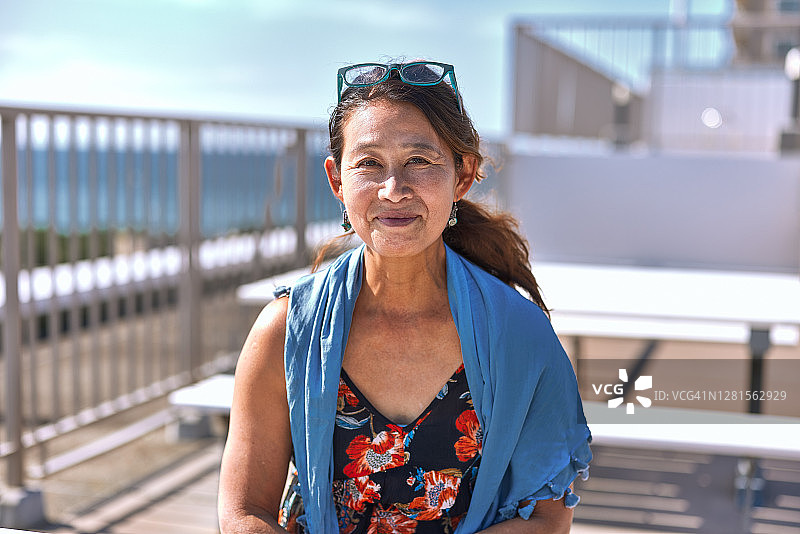 受欢迎的当地年长冲浪者肖像图片素材