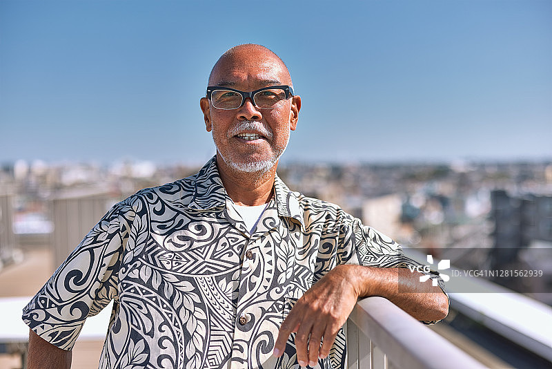 受欢迎的当地年长冲浪者肖像图片素材