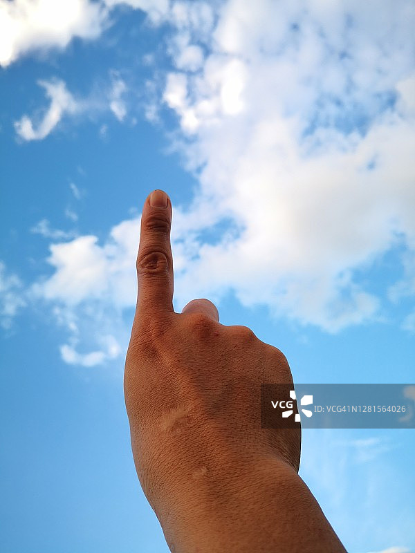 手势数字一，蓝色天空背景图片素材