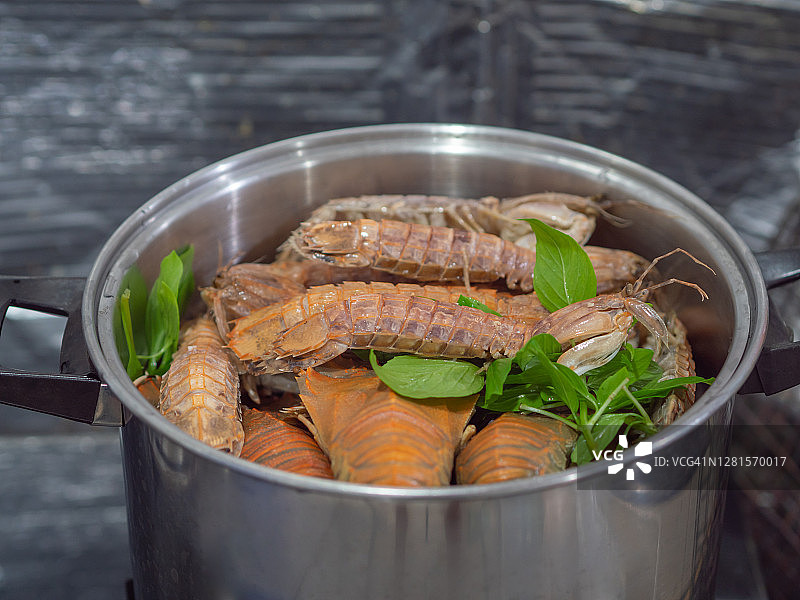 清蒸海鲜：螳螂虾和龙虾图片素材