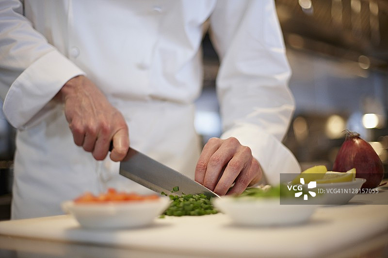 厨师切菜的身体中部视角图片素材