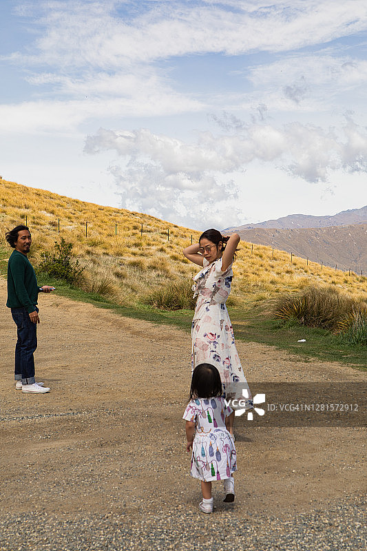 在新西兰咆哮米格的皇冠山脉观景台上的一家三口图片素材